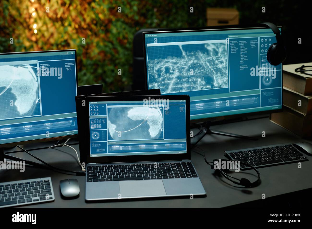 Deux écrans d'ordinateur et un ordinateur portable avec des informations sur des écrans debout sur le lieu de travail de l'officier du centre de commandement et de contrôle Banque D'Images