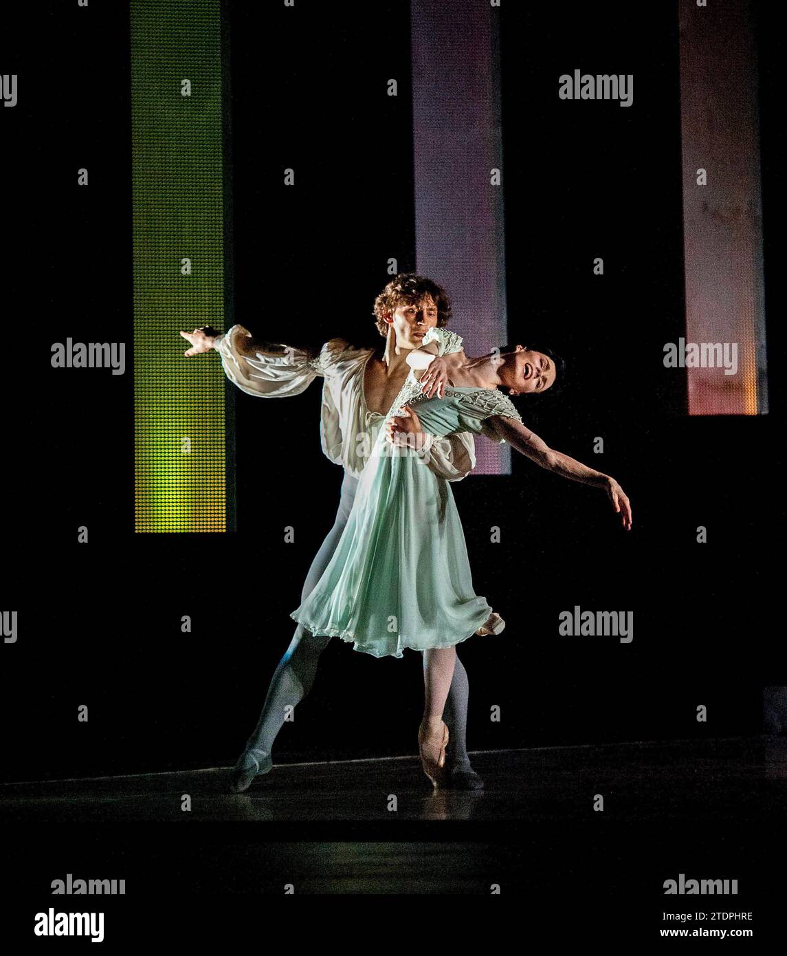 Ivan Vasiliev (Roméo), Natalia Osipova (Juliette) dans ROMÉO ET JULIETTE d'après Shakespeare présenté par Peter Schaufuss Ballet au London Coliseum, Londres WC2 12/07/2011 English National Ballet Orchestra chorégraphie originale : Frederick Ashton recréée par Peter Schaufuss Banque D'Images