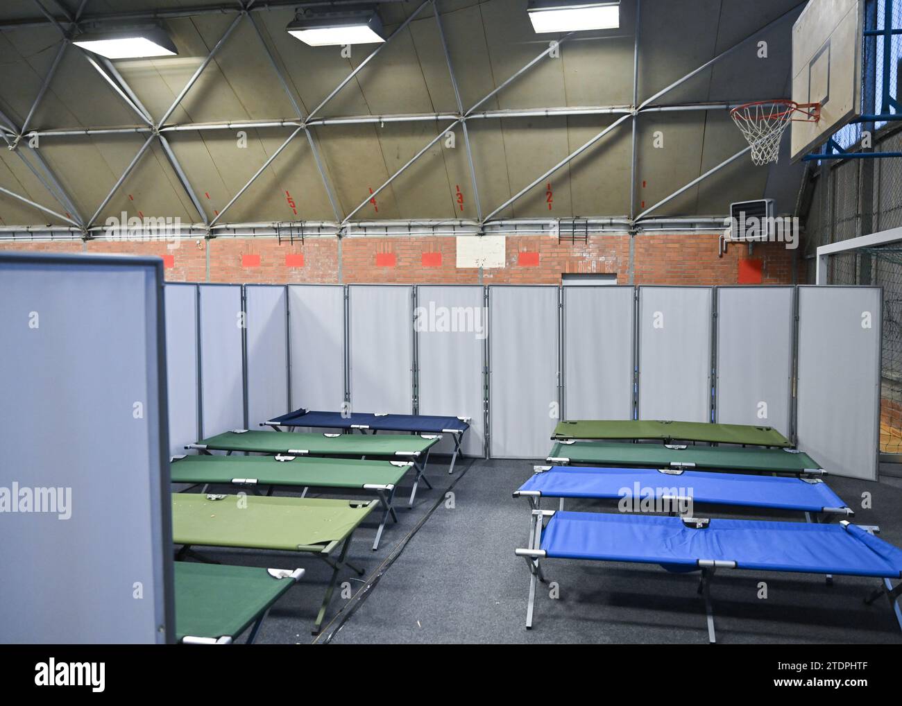 14 décembre 2023, Brandebourg, Eisenhüttenstadt : un abri d'urgence vide pour migrants dans une salle de sport sur le terrain du Centre central d'accueil pour demandeurs d'asile de Brandebourg (ZABH) à Eisenhüttenstadt. Photo : Patrick Pleul/dpa Banque D'Images