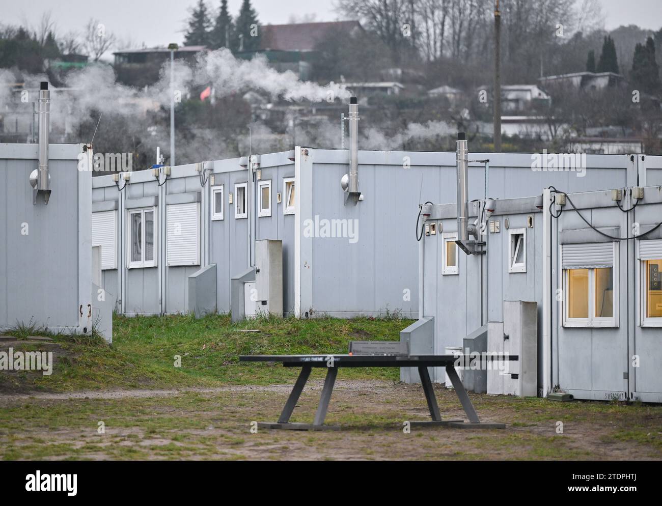 14 décembre 2023, Brandebourg, Eisenhüttenstadt : des conteneurs de logement pour les migrants se trouvent sur le terrain du Centre central d'accueil pour demandeurs d'asile (ZABH) de l'État de Brandebourg à Eisenhüttenstadt. Photo : Patrick Pleul/dpa Banque D'Images