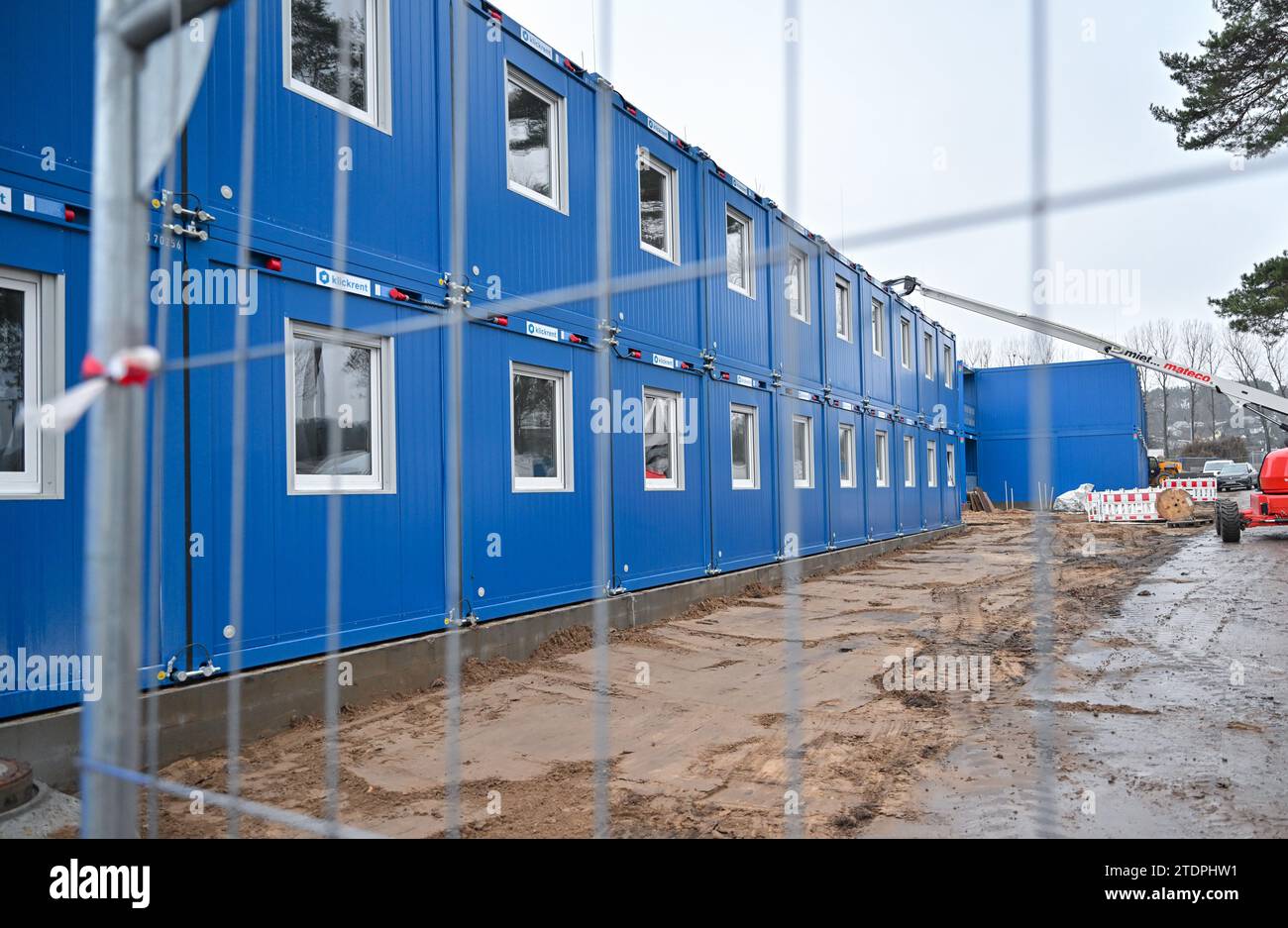 14 décembre 2023, Brandebourg, Eisenhüttenstadt : de nouveaux conteneurs résidentiels pour migrants sont en cours de mise en place sur le terrain du Centre central d'accueil pour demandeurs d'asile de Brandebourg (ZABH) à Eisenhüttenstadt. Photo : Patrick Pleul/dpa Banque D'Images