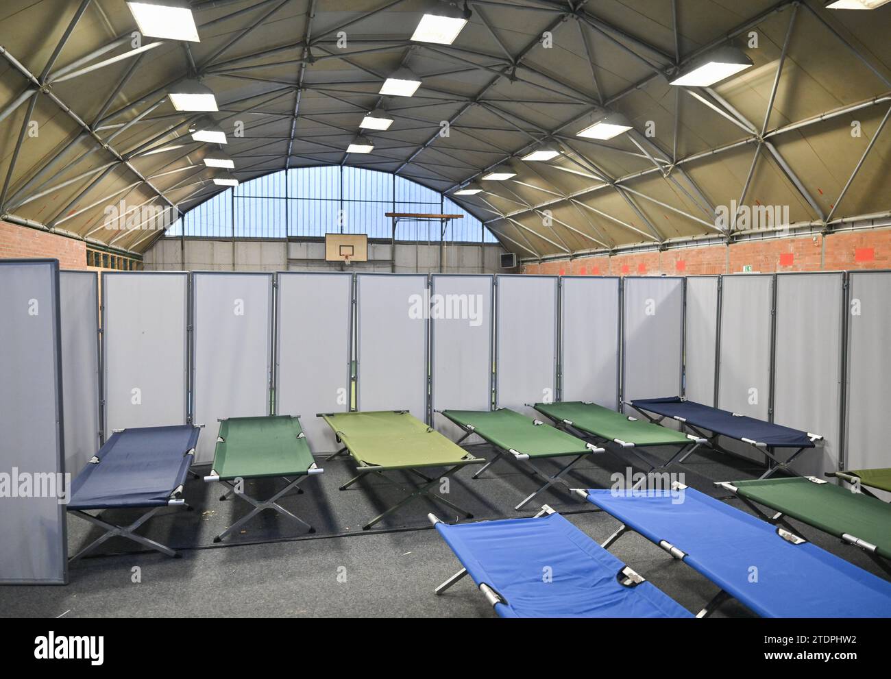 14 décembre 2023, Brandebourg, Eisenhüttenstadt : un abri d'urgence vide pour migrants dans une salle de sport sur le terrain du Centre central d'accueil pour demandeurs d'asile de Brandebourg (ZABH) à Eisenhüttenstadt. Photo : Patrick Pleul/dpa Banque D'Images