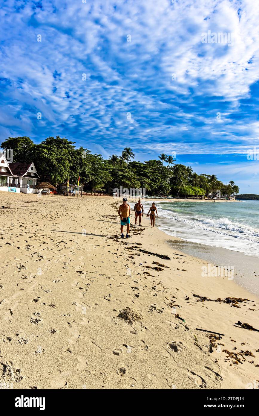 Promenade touristique matinale sur la plage de Chaweng, Ko Samui, Thaïlande Banque D'Images