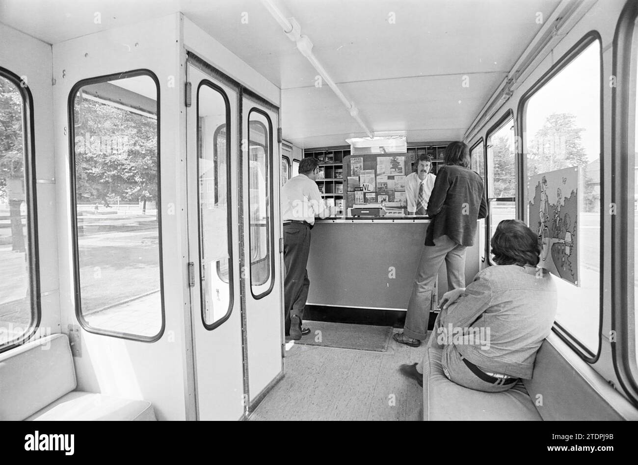 Intr. Bureau mobile A.N.W.B., intérieur, 02-08-1974, Whizgle News from the Past, taillé pour l'avenir. Explorez les récits historiques, l'image de l'agence néerlandaise avec une perspective moderne, comblant le fossé entre les événements d'hier et les perspectives de demain. Un voyage intemporel façonnant les histoires qui façonnent notre avenir Banque D'Images