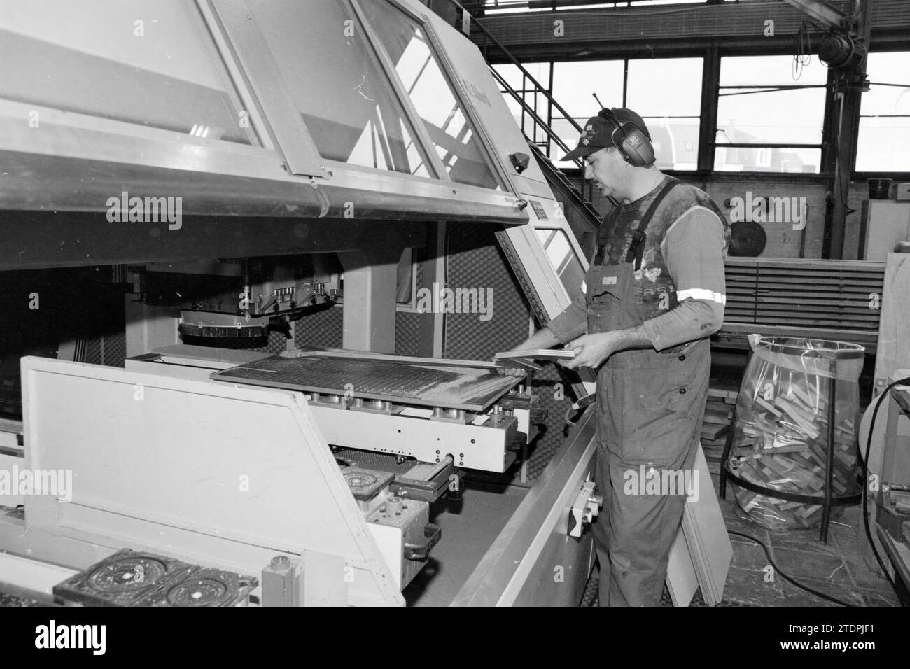 Département de tournage de panneaux de bois, 09-02-2000, Whizgle News from the Past, taillé pour l'avenir. Explorez les récits historiques, l'image de l'agence néerlandaise avec une perspective moderne, comblant le fossé entre les événements d'hier et les perspectives de demain. Un voyage intemporel façonnant les histoires qui façonnent notre avenir Banque D'Images