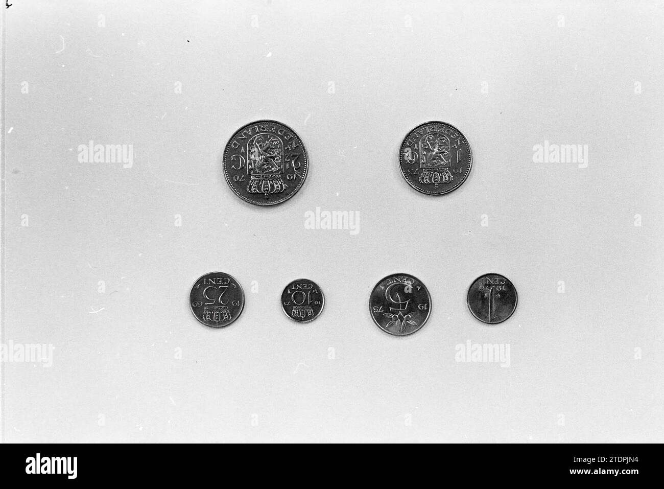 Pièces néerlandaises 1- 5 -10 -25 -100 - 250 ct, argent, 15-04-1976, Whizgle nouvelles du passé, taillées pour l'avenir. Explorez les récits historiques, l'image de l'agence néerlandaise avec une perspective moderne, comblant le fossé entre les événements d'hier et les perspectives de demain. Un voyage intemporel façonnant les histoires qui façonnent notre avenir Banque D'Images