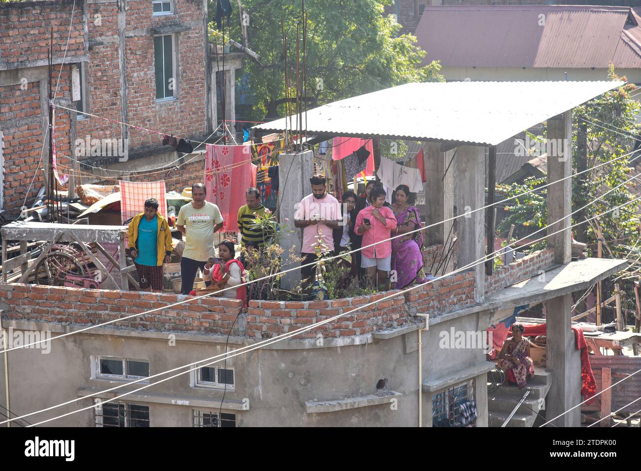 GUWAHATI, ASSAM, INDE- 19 DÉCEMBRE 2023 : les gens se sont rassemblés pour regarder un léopard entrer dans une zone résidentielle à Guwahati, Inde, mardi 19 décembre 2023. Au moins trois personnes, dont deux membres du personnel forestier, ont été blessées après qu'un léopard les ait attaquées dans la région de Fatasil Ambari à Guwahati. Banque D'Images