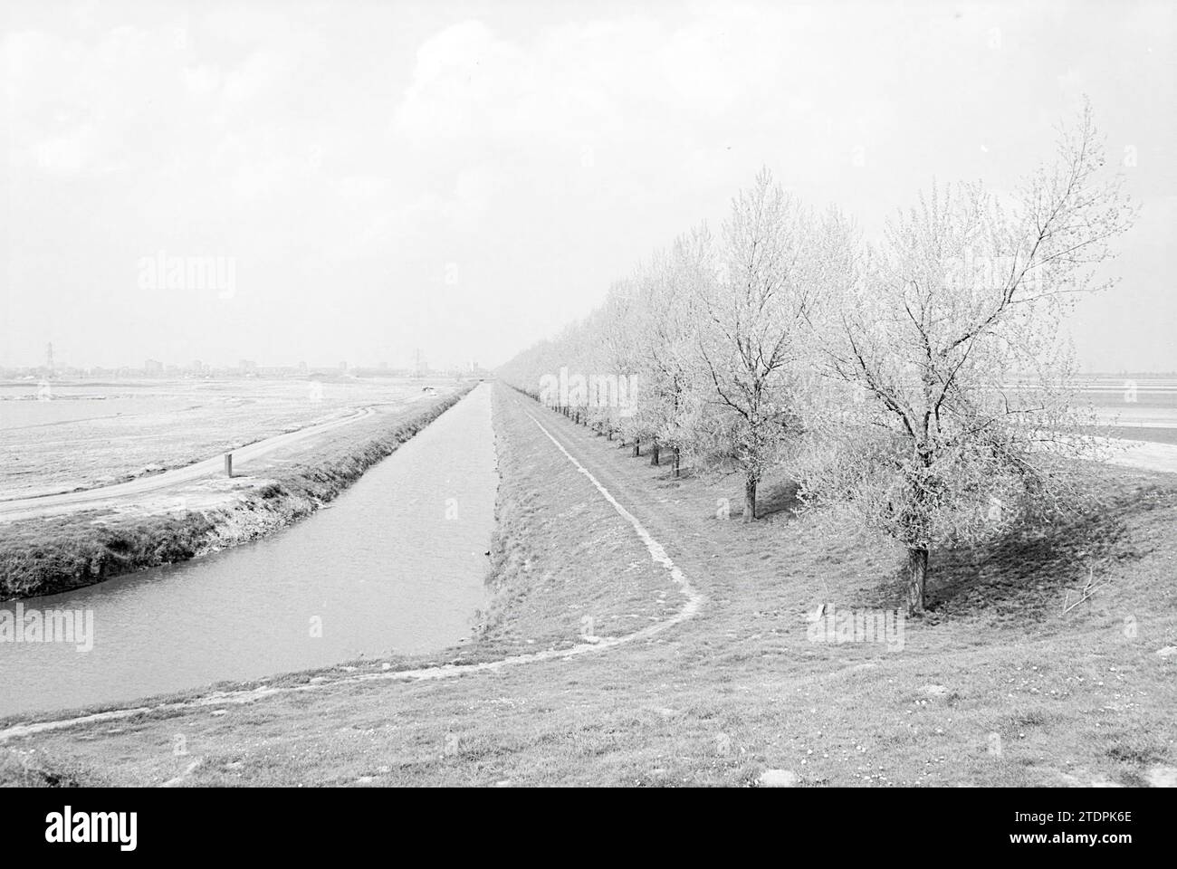 Geniedijk Hoofddorp, Hoofddorp, Geniedijk, pays-Bas, 02-05-1977, Whizgle nouvelles du passé, adaptées à l'avenir. Explorez les récits historiques, l'image de l'agence néerlandaise avec une perspective moderne, comblant le fossé entre les événements d'hier et les perspectives de demain. Un voyage intemporel façonnant les histoires qui façonnent notre avenir Banque D'Images