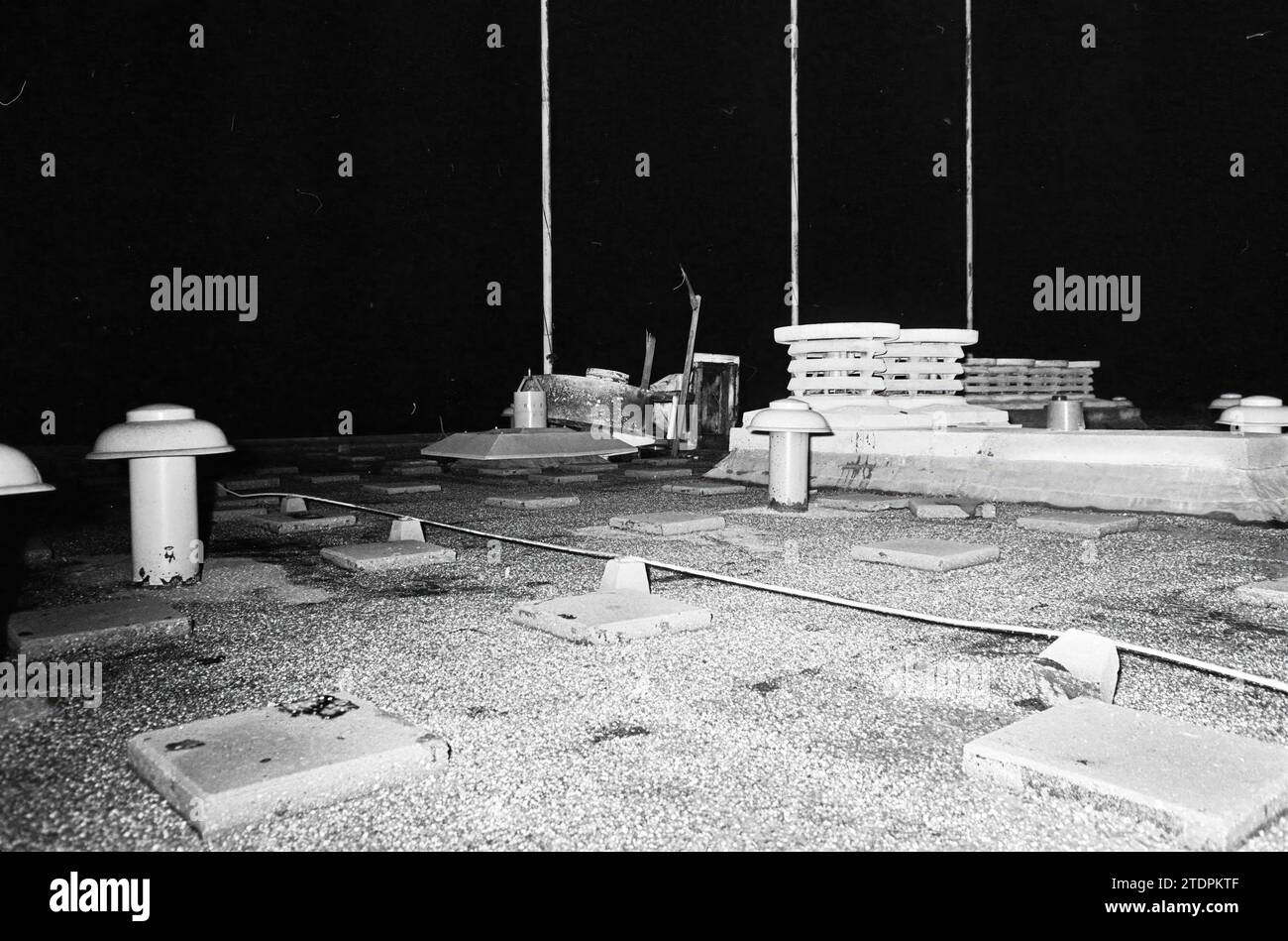 Toit plat avec ouvertures de ventilation, Whizgle News from the Past, taillé pour l'avenir. Explorez les récits historiques, l'image de l'agence néerlandaise avec une perspective moderne, comblant le fossé entre les événements d'hier et les perspectives de demain. Un voyage intemporel façonnant les histoires qui façonnent notre avenir Banque D'Images