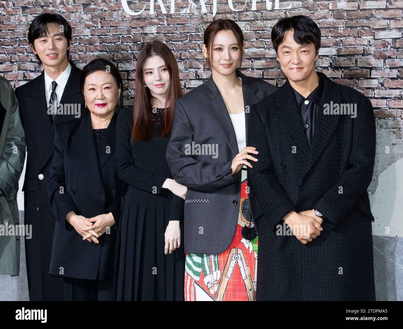 Séoul, Corée du Sud. 19 décembre 2023. (De gauche à droite) les acteurs sud-coréens Park Seo-joon, Kim HAE-sook, Han So-hee, Soo Hyun, JO Han-cheol, participe à un appel photo pour la conférence de presse sur les créatures de Netflix GyeongSeong à Séoul, en Corée du Sud, le 19 décembre 2023. (Photo de Lee Young-ho/Sipa USA) crédit : SIPA USA/Alamy Live News Banque D'Images