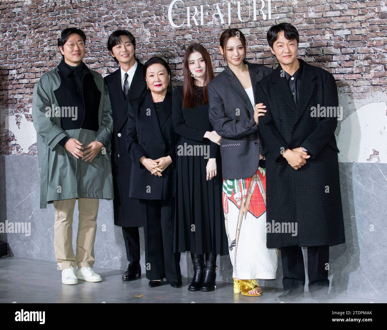 Séoul, Corée du Sud. 19 décembre 2023. (De gauche à droite) le réalisateur sud-coréen Jung Dong-yoon, les acteurs Park Seo-joon, Kim HAE-sook, Han So-hee, Soo Hyun, JO Han-cheol, assiste à un appel photo pour la conférence de presse sur les créatures de Netflix GyeongSeong à Séoul, en Corée du Sud, le 19 décembre 2023. (Photo de Lee Young-ho/Sipa USA) crédit : SIPA USA/Alamy Live News Banque D'Images