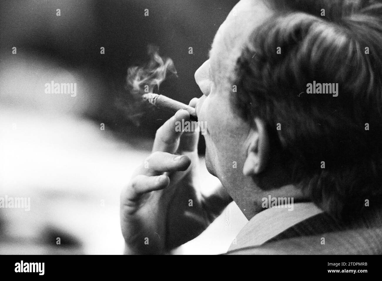 Discussion sur le budget au conseil municipal de Haarlem, homme fumeur vu de derrière, Haarlem, pays-Bas, 05-11-1980, Whizgle News from the Past, taillé pour l'avenir. Explorez les récits historiques, l'image de l'agence néerlandaise avec une perspective moderne, comblant le fossé entre les événements d'hier et les perspectives de demain. Un voyage intemporel façonnant les histoires qui façonnent notre avenir Banque D'Images