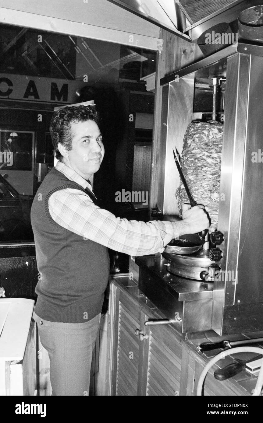 Portrait du propriétaire de la salle de grill shawarma israélienne Shalom, 00-02-1985, Whizgle News from the Past, taillé pour l'avenir. Explorez les récits historiques, l'image de l'agence néerlandaise avec une perspective moderne, comblant le fossé entre les événements d'hier et les perspectives de demain. Un voyage intemporel façonnant les histoires qui façonnent notre avenir Banque D'Images