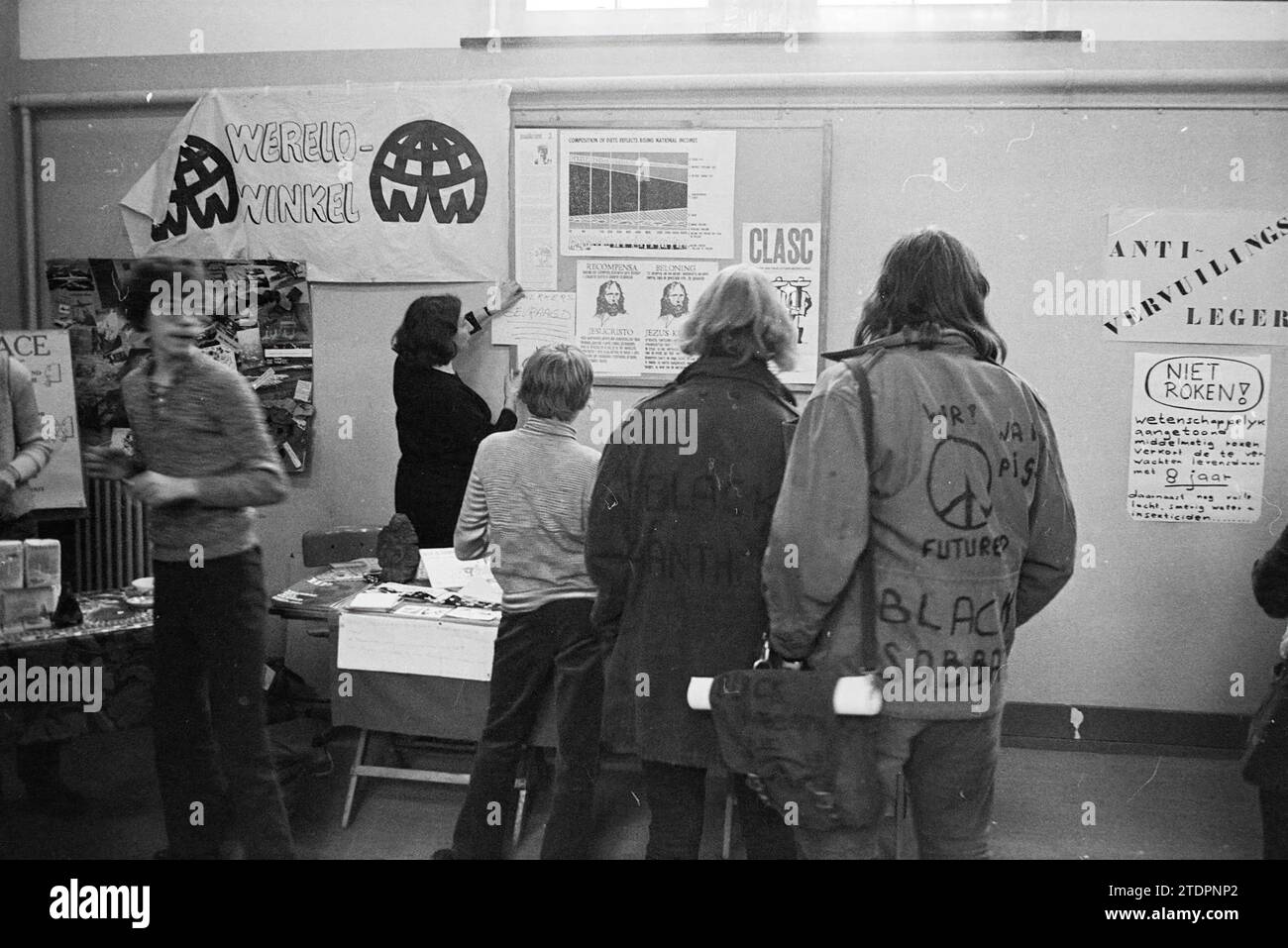 Stall World Shop, boutiques et kiosques, 22-12-1971, Whizgle News from the Past, taillé pour l'avenir. Explorez les récits historiques, l'image de l'agence néerlandaise avec une perspective moderne, comblant le fossé entre les événements d'hier et les perspectives de demain. Un voyage intemporel façonnant les histoires qui façonnent notre avenir Banque D'Images