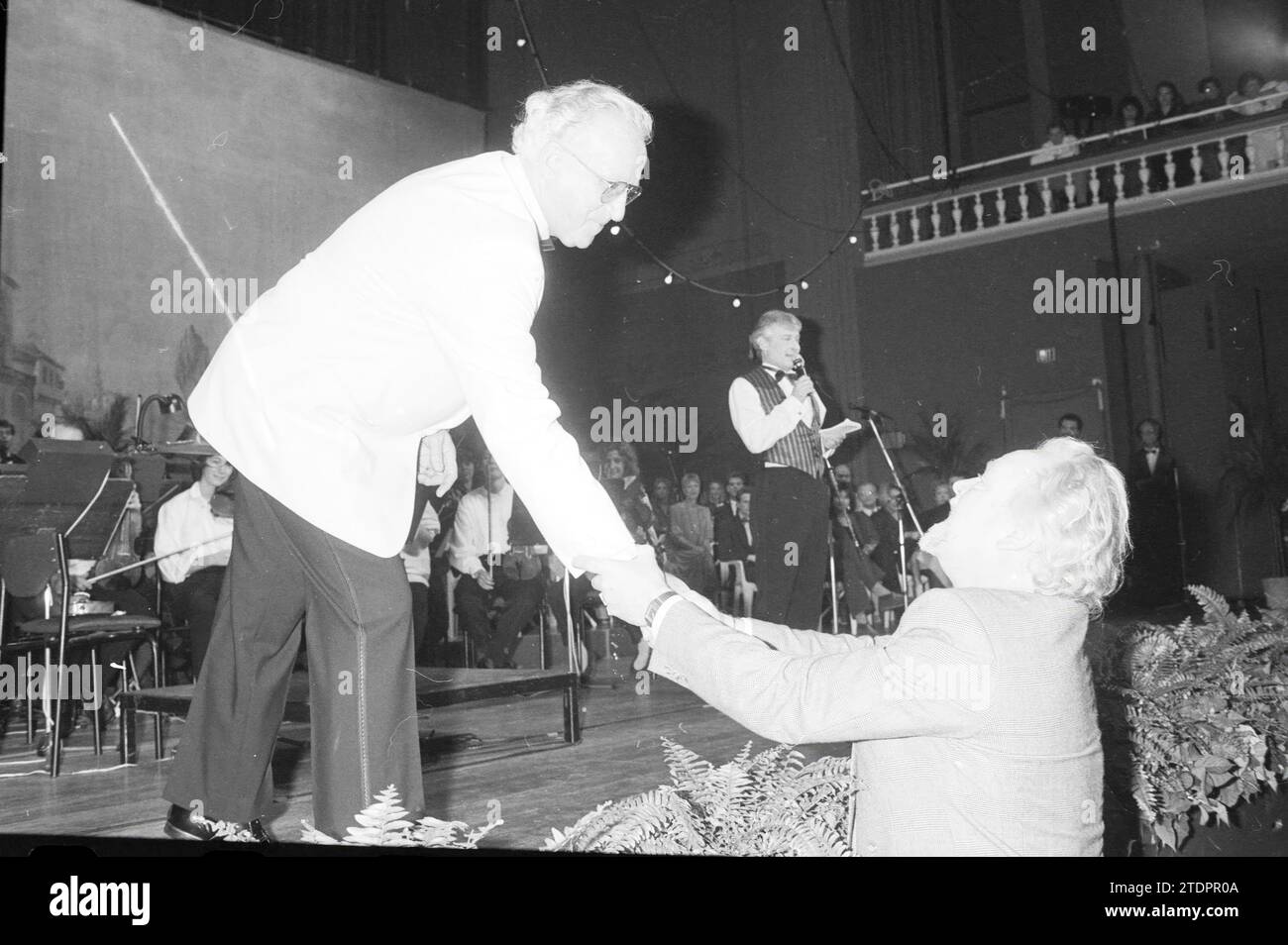 Joseph Stanek [Maire de SV..tlá nad Sázavou, République tchèque] + Maire Schmitz, 24-11-1990, Whizgle nouvelles du passé, adaptées à l'avenir. Explorez les récits historiques, l'image de l'agence néerlandaise avec une perspective moderne, comblant le fossé entre les événements d'hier et les perspectives de demain. Un voyage intemporel façonnant les histoires qui façonnent notre avenir Banque D'Images