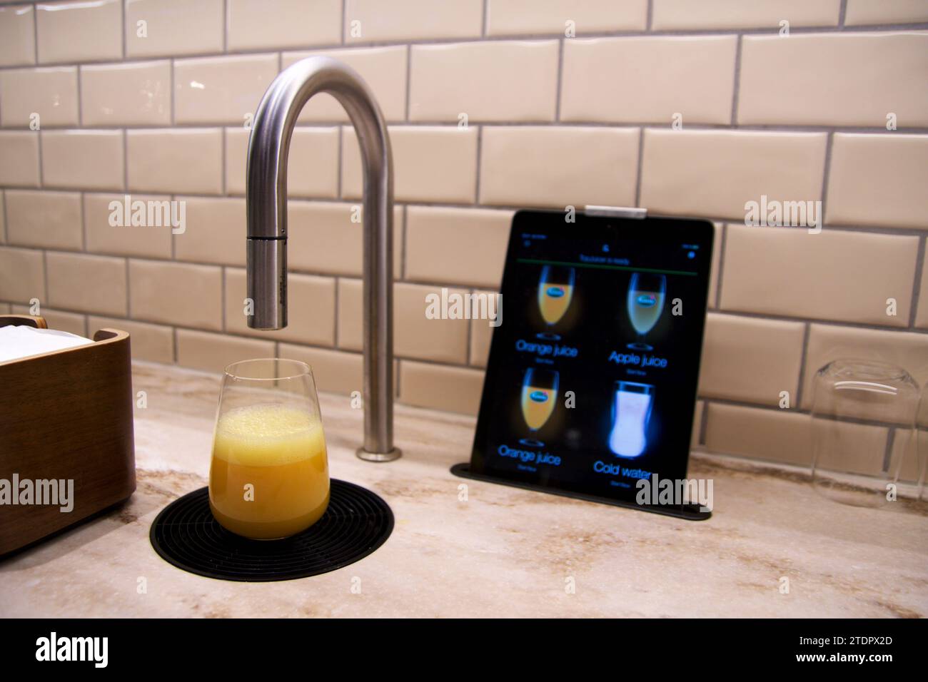 COPENHAGUE, DANEMARK - 24 NOVEMBRE 2018 : distributeur de jus moderne avec une tablette d'un salon d'aéroport dans un design scandinave Banque D'Images
