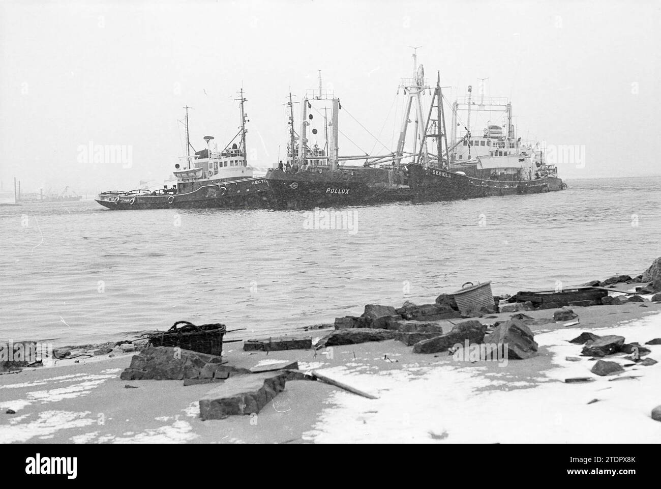 Bateau finlandais Pollux à Averijhaven, Ships, 05-02-1968, Whizgle News from the Past, taillé pour l'avenir. Explorez les récits historiques, l'image de l'agence néerlandaise avec une perspective moderne, comblant le fossé entre les événements d'hier et les perspectives de demain. Un voyage intemporel façonnant les histoires qui façonnent notre avenir Banque D'Images