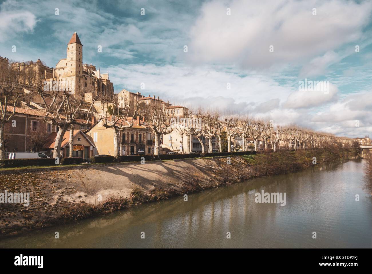 Vue sur la ville d'Auch sur le fleuve Gers. Cathédrale et tour d'Armagnac. Photographie prise en France Banque D'Images