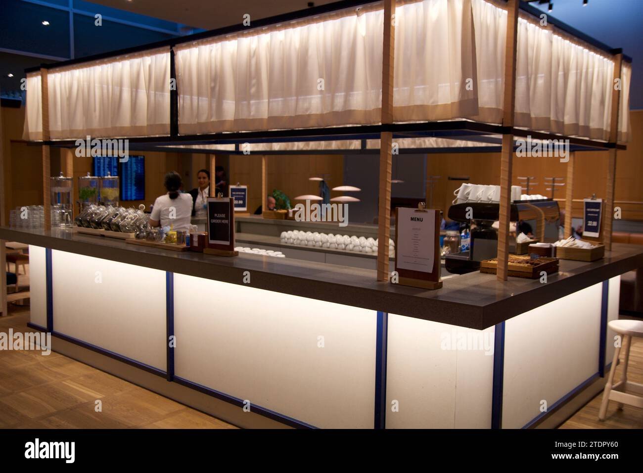 COPENHAGUE, DANEMARK - 24 NOVEMBRE 2018 : café-bar dans un salon d'aéroport Banque D'Images