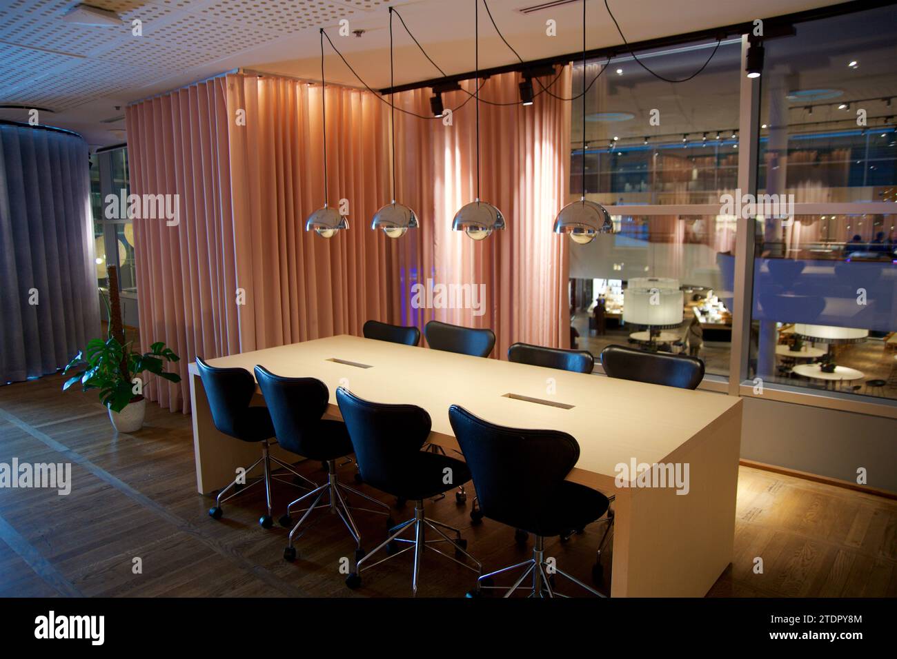 COPENHAGUE, DANEMARK - 24 NOVEMBRE 2018 : table de réunion dans un salon d'aéroport au design scandinave Banque D'Images