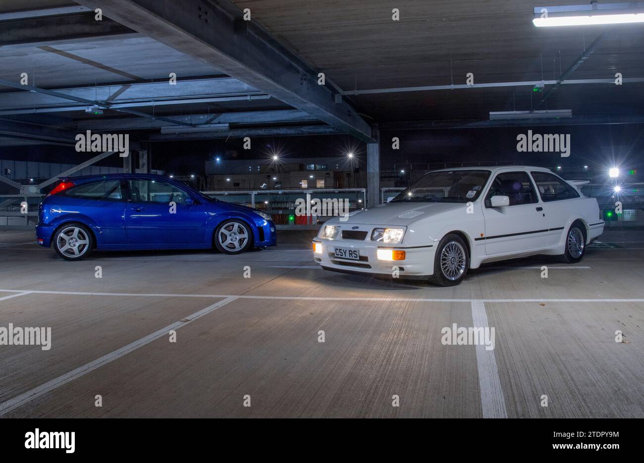 MK1 Ford Focus RS et 3 portes Ford Sierra Cosworth voitures Ford classiques modernes de performance Banque D'Images