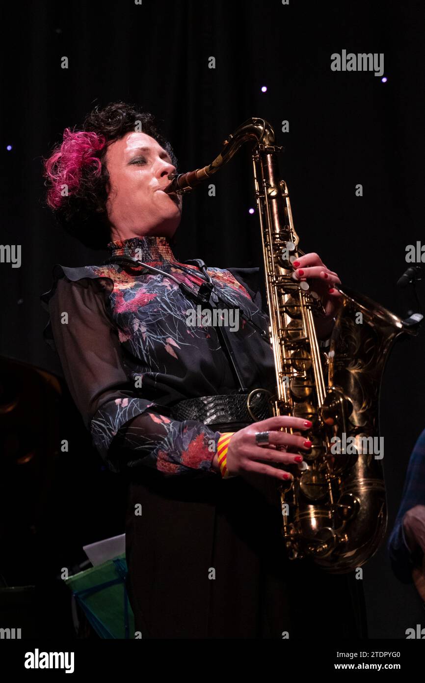 Hannah Horton joue du saxophone en direct, Scarborough Jazz Festival 2022 Banque D'Images