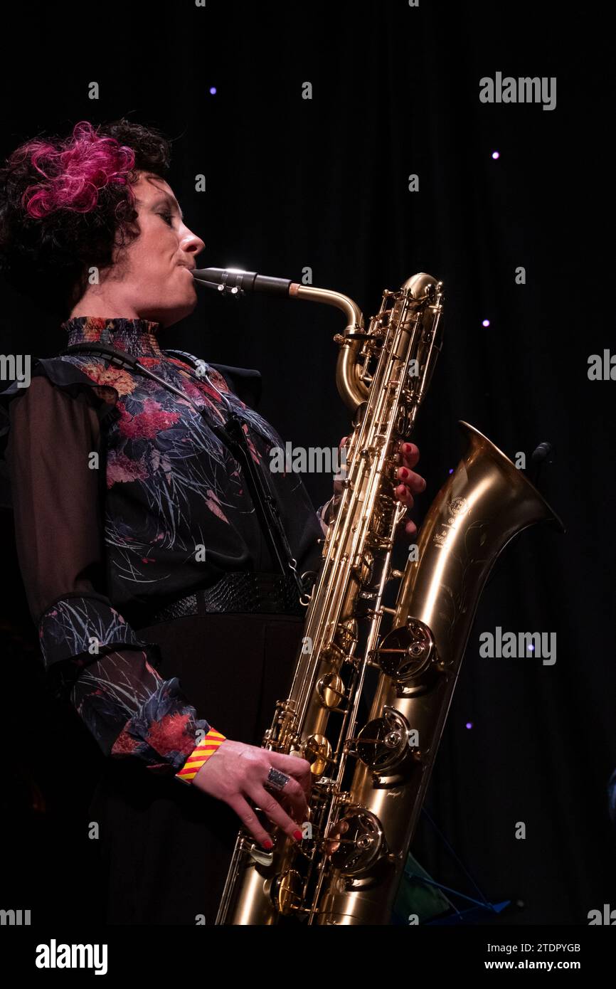Hannah Horton joue du saxophone en direct, Scarborough Jazz Festival 2022 Banque D'Images