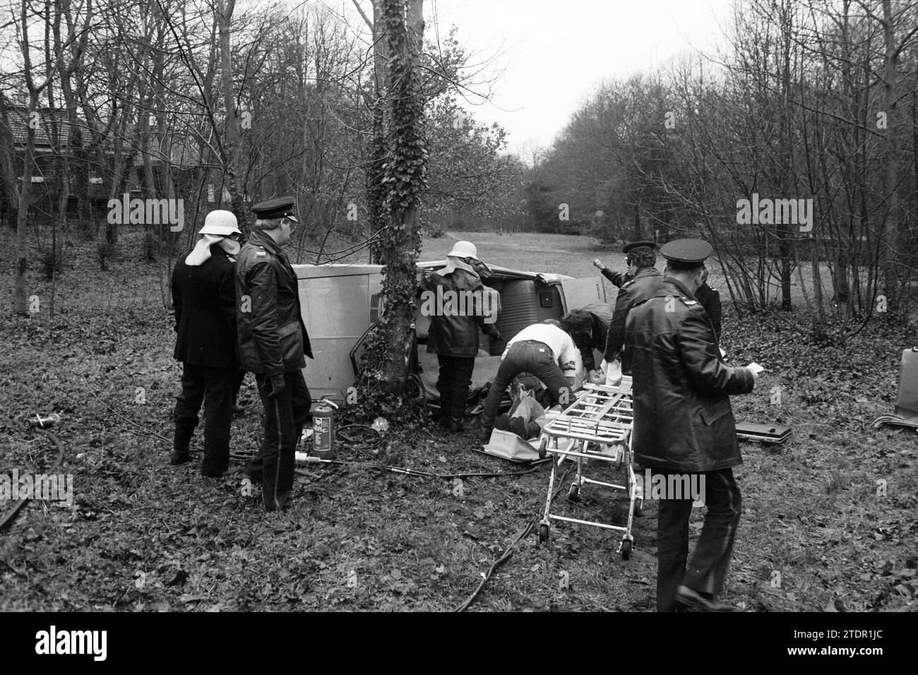 Pompiers à une voiture renversée, 22-12-1982, Whizgle News from the Past, taillé pour l'avenir. Explorez les récits historiques, l'image de l'agence néerlandaise avec une perspective moderne, comblant le fossé entre les événements d'hier et les perspectives de demain. Un voyage intemporel façonnant les histoires qui façonnent notre avenir Banque D'Images