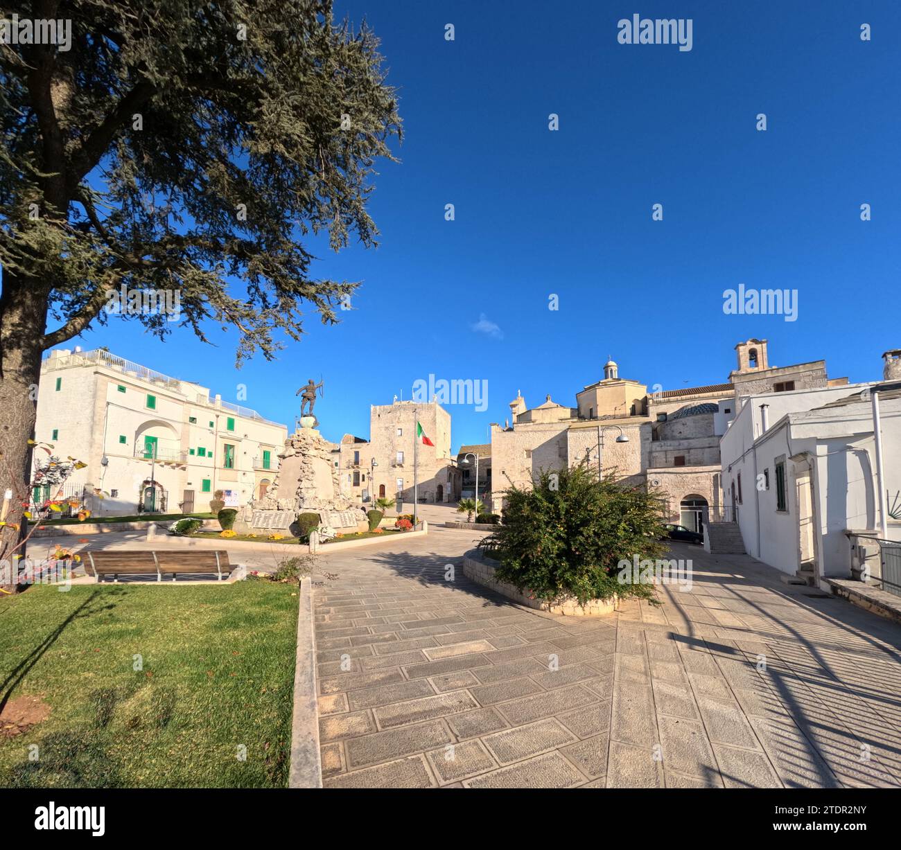 Une rue de Cisternino, une petite ville dans la région des Pouilles, Italie. Banque D'Images