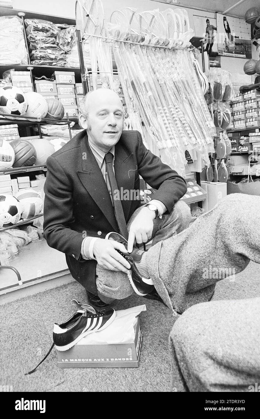 Vendeur dans le magasin d'articles de sport, Whizgle News from the Past, adapté pour l'avenir. Explorez les récits historiques, l'image de l'agence néerlandaise avec une perspective moderne, comblant le fossé entre les événements d'hier et les perspectives de demain. Un voyage intemporel façonnant les histoires qui façonnent notre avenir Banque D'Images