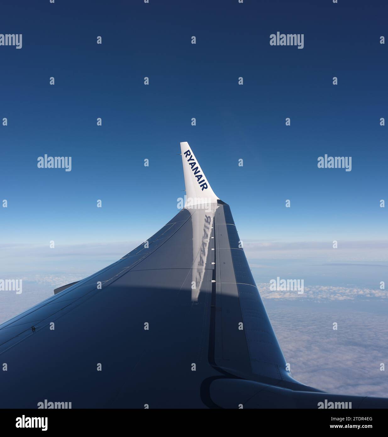 Avion Ryanair dans les airs au-dessus des nuages. Banque D'Images