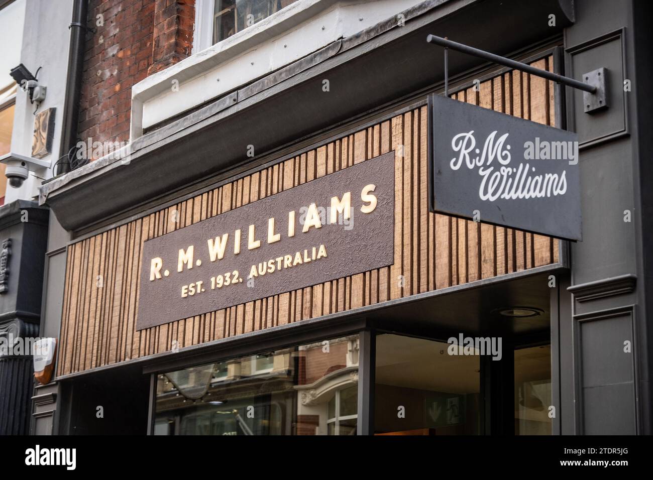 LONDRES- 14 DÉCEMBRE 2023 : R.M.Williams sur Bond Street. Marque de chaussures de luxe. Banque D'Images