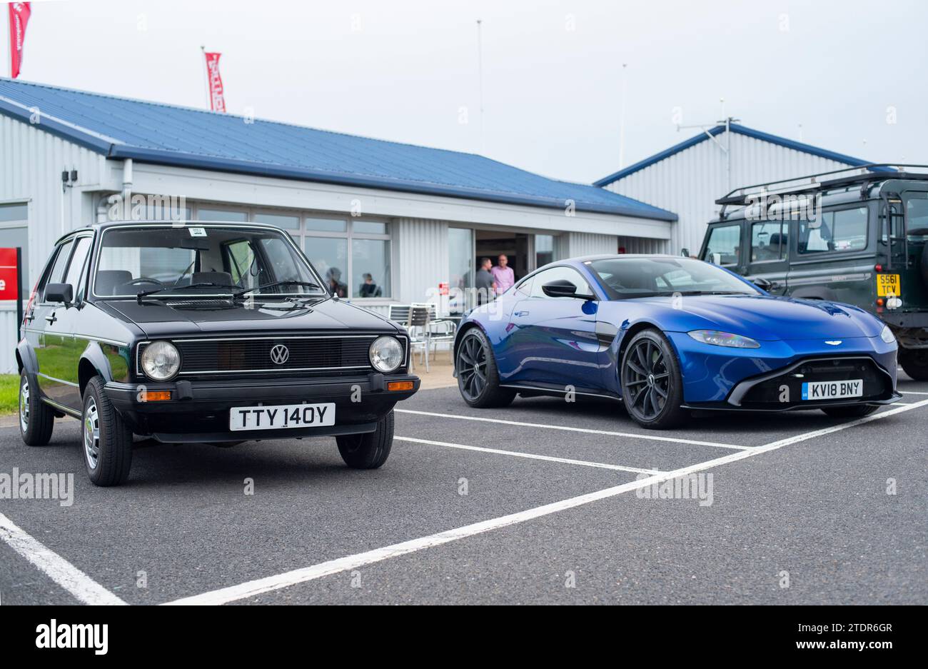 MK1 VW Volkswagen Golf et Aston Martin Vantage Banque D'Images