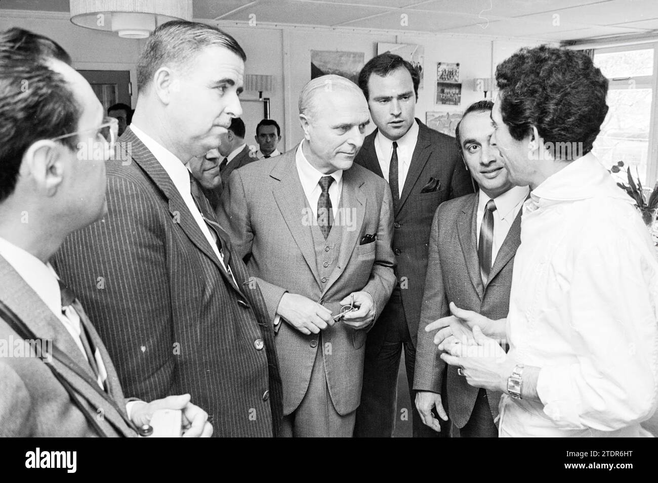 Réception d'un (célèbre?) Person, 00-05-1969, Whizgle nouvelles du passé, adaptées à l'avenir. Explorez les récits historiques, l'image de l'agence néerlandaise avec une perspective moderne, comblant le fossé entre les événements d'hier et les perspectives de demain. Un voyage intemporel façonnant les histoires qui façonnent notre avenir Banque D'Images