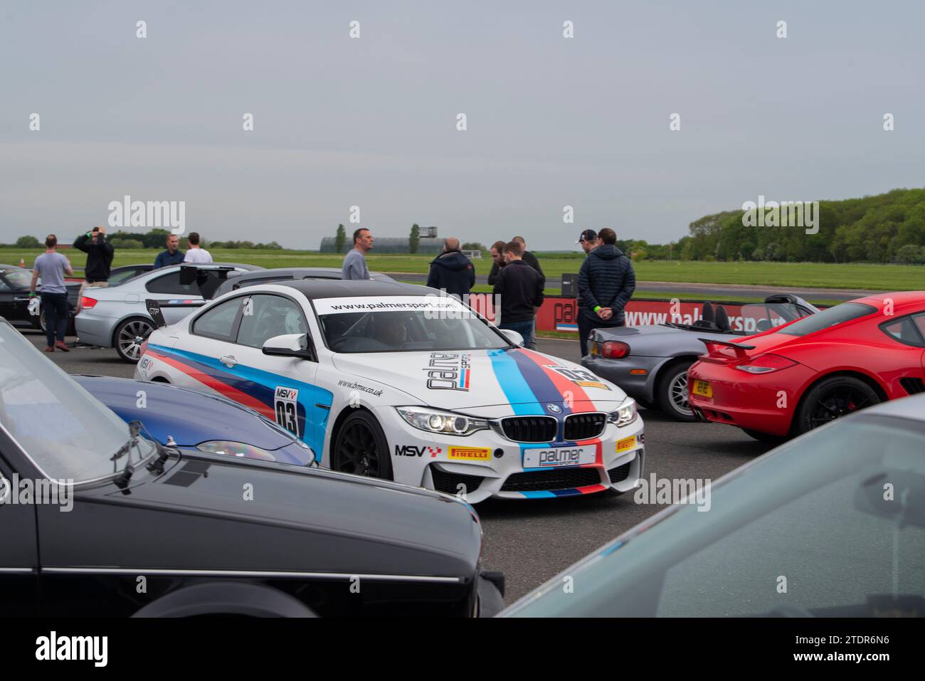 BMW M4 dans les stands lors d'un événement de la journée de course Banque D'Images