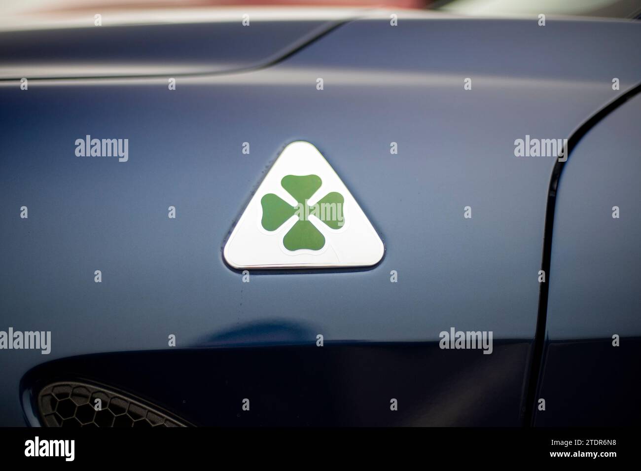 Écusson de trèfle Alfa Romeo 4 feuilles sur le côté d'une Giulia Quadrofolglio Banque D'Images