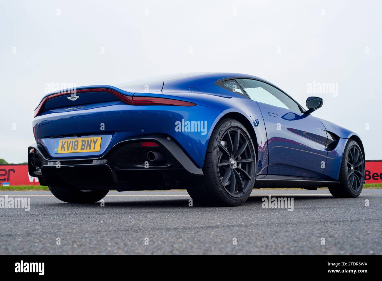 Aston Martin Vantage conduisant rapidement sur piste lors d'une course sur piste Banque D'Images