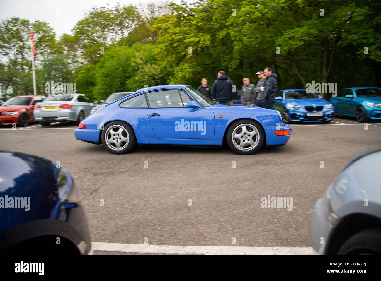 964 forme Porsche 911 conduisant rapidement sur piste lors d'un événement de jour de course Banque D'Images