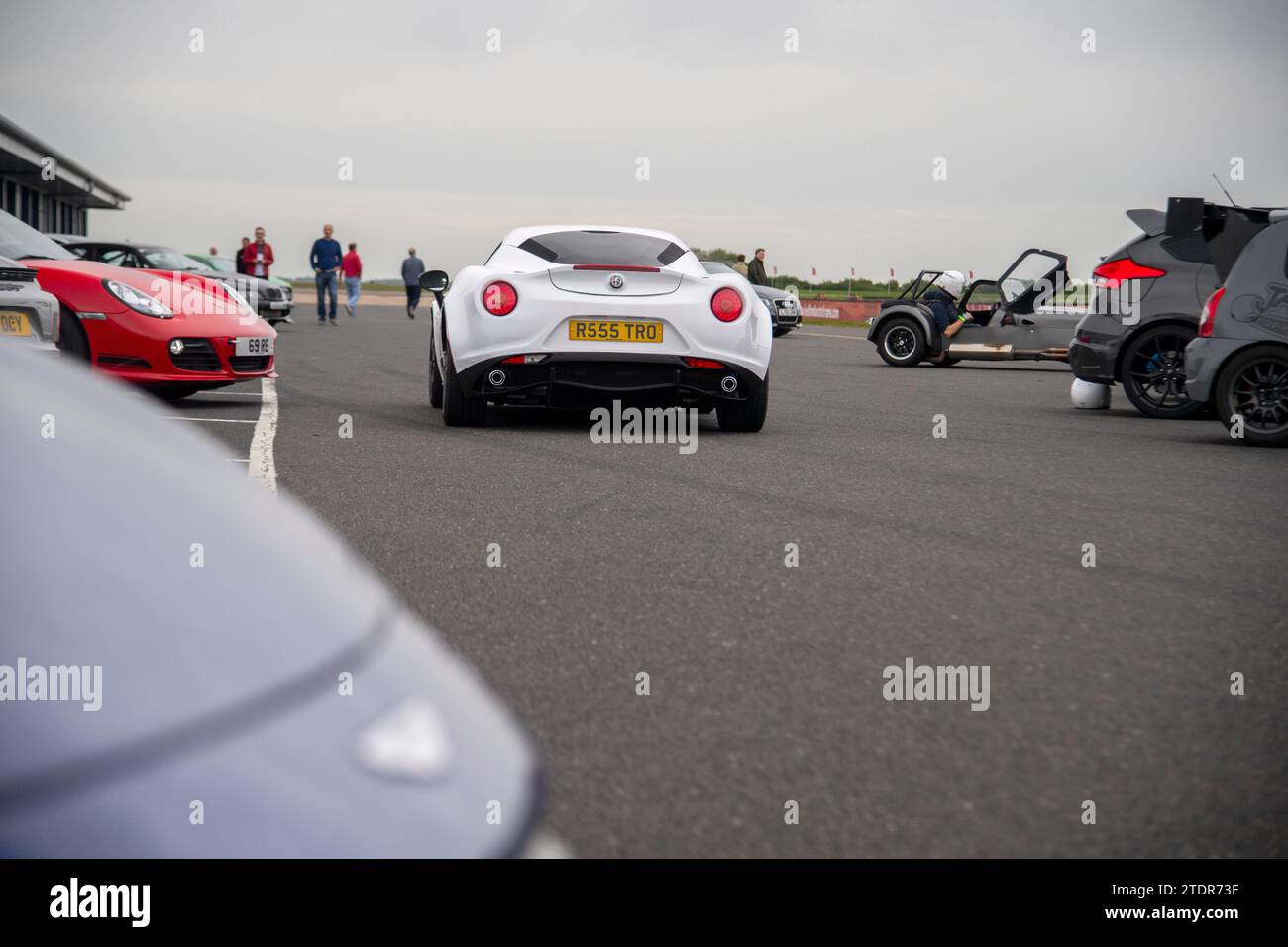 Alfa Romeo 4C conduisant vite sur piste lors d'une journée de course Banque D'Images