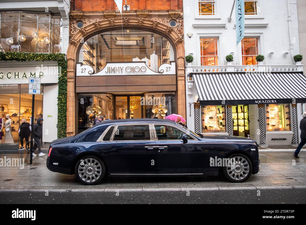 LONDRES- 14 DÉCEMBRE 2023 : magasin Jummy Choo sur Bond Street. Marque de chaussures de designer Banque D'Images