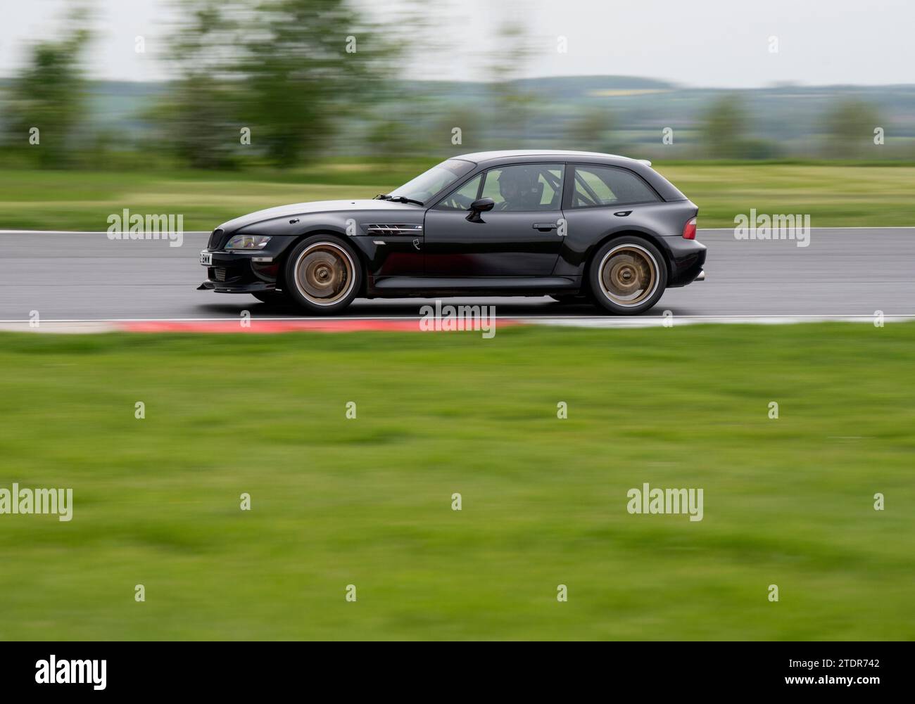 BMW Z3M coupé « Chaussure de clown » conduisant rapidement sur la piste lors d'une journée de course Banque D'Images