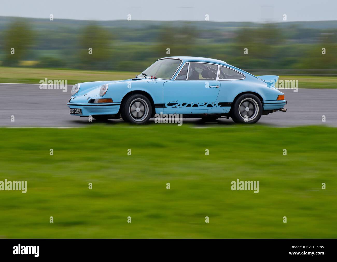 Porsche 911 conduisant vite sur piste lors d'un événement d'une journée de course Banque D'Images