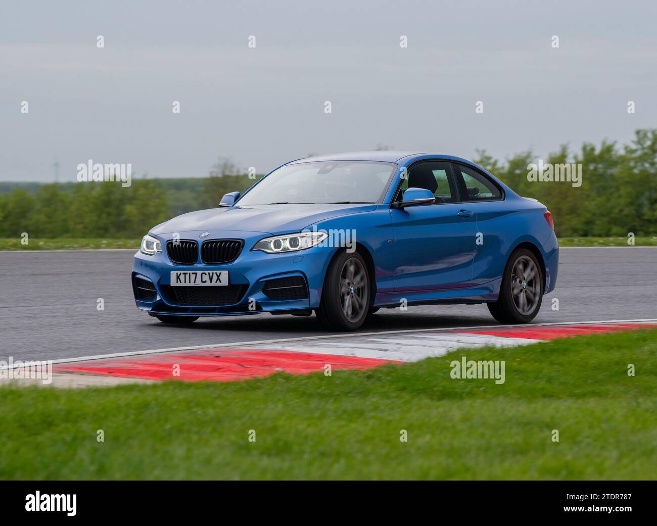 BMW M3 conduisant rapidement sur piste lors d'un événement de la journée de course Banque D'Images