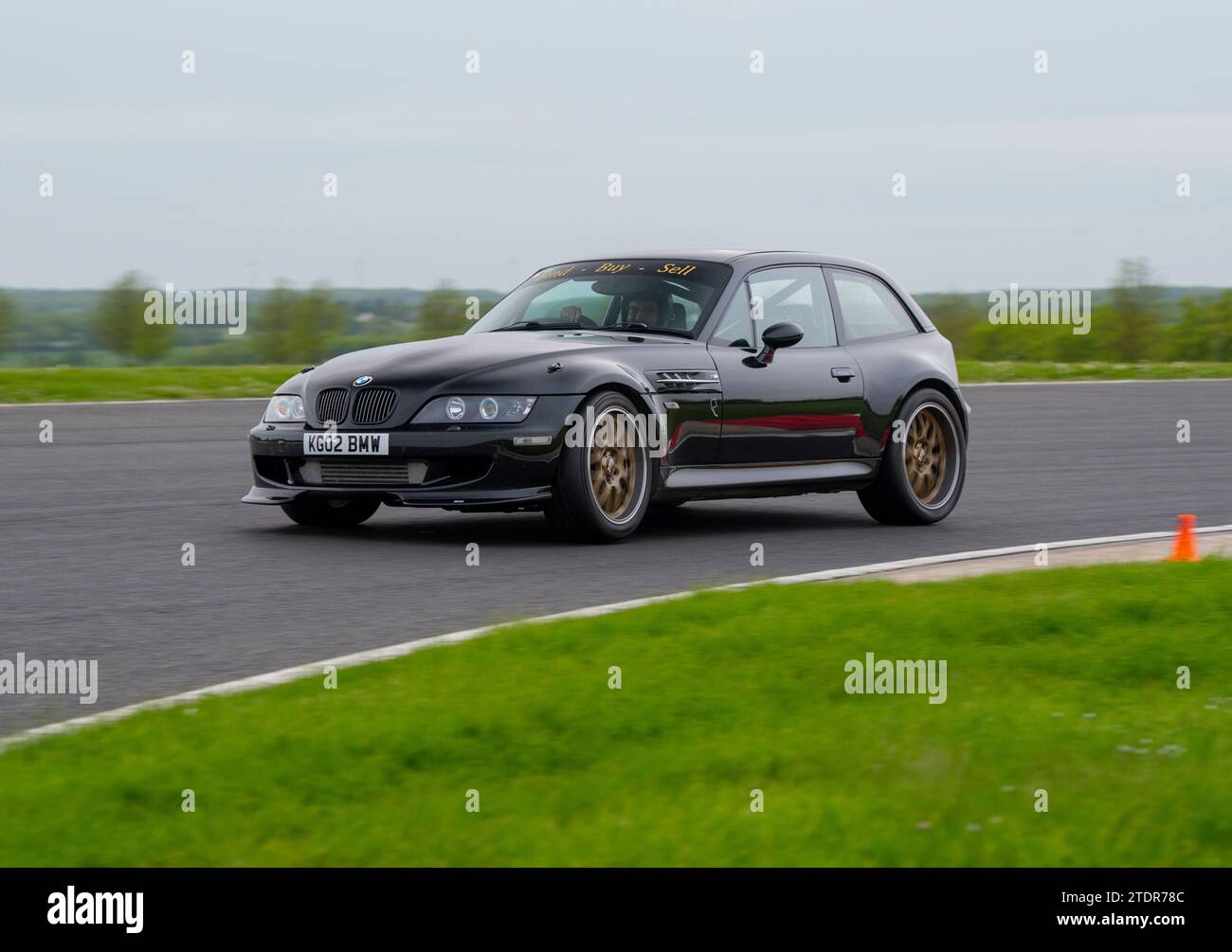 BMW Z3M coupé « Chaussure de clown » conduisant rapidement sur la piste lors d'une journée de course Banque D'Images