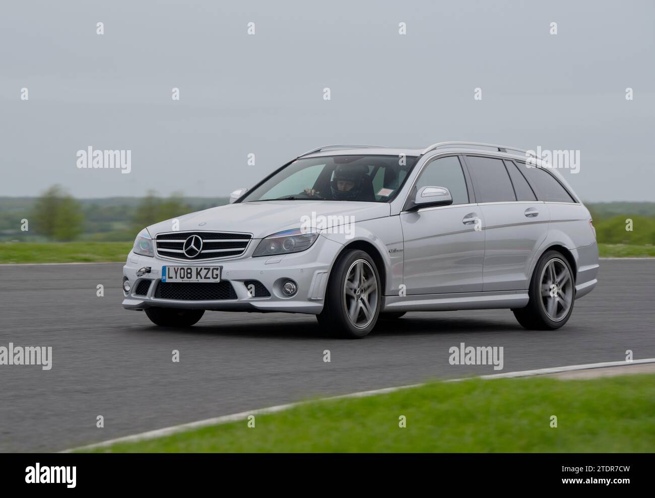Mercedes S204 (W204) AMG C63 classe C Touring Estate conduisant rapidement sur piste lors d'une épreuve de course Banque D'Images