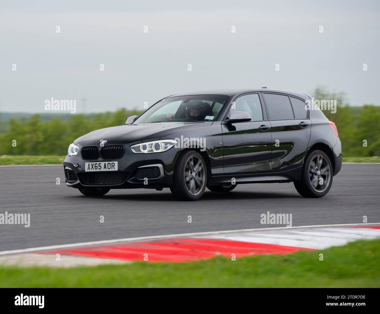 BMW série 1 conduite rapide sur piste lors d'un événement de la journée de course Banque D'Images