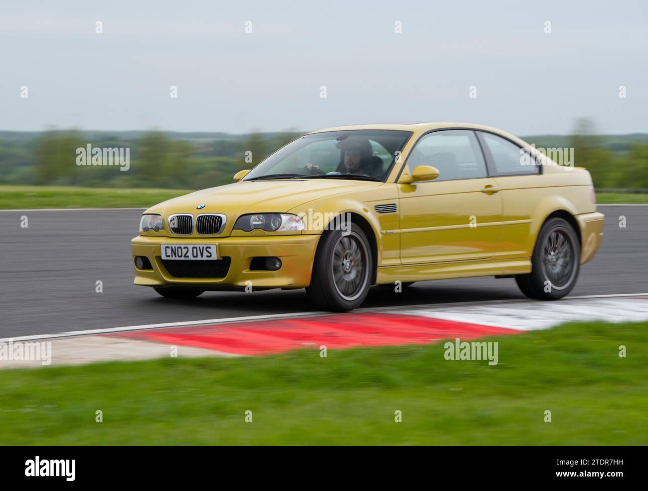 BMW M3 conduisant rapidement sur piste lors d'un événement de la journée de course Banque D'Images