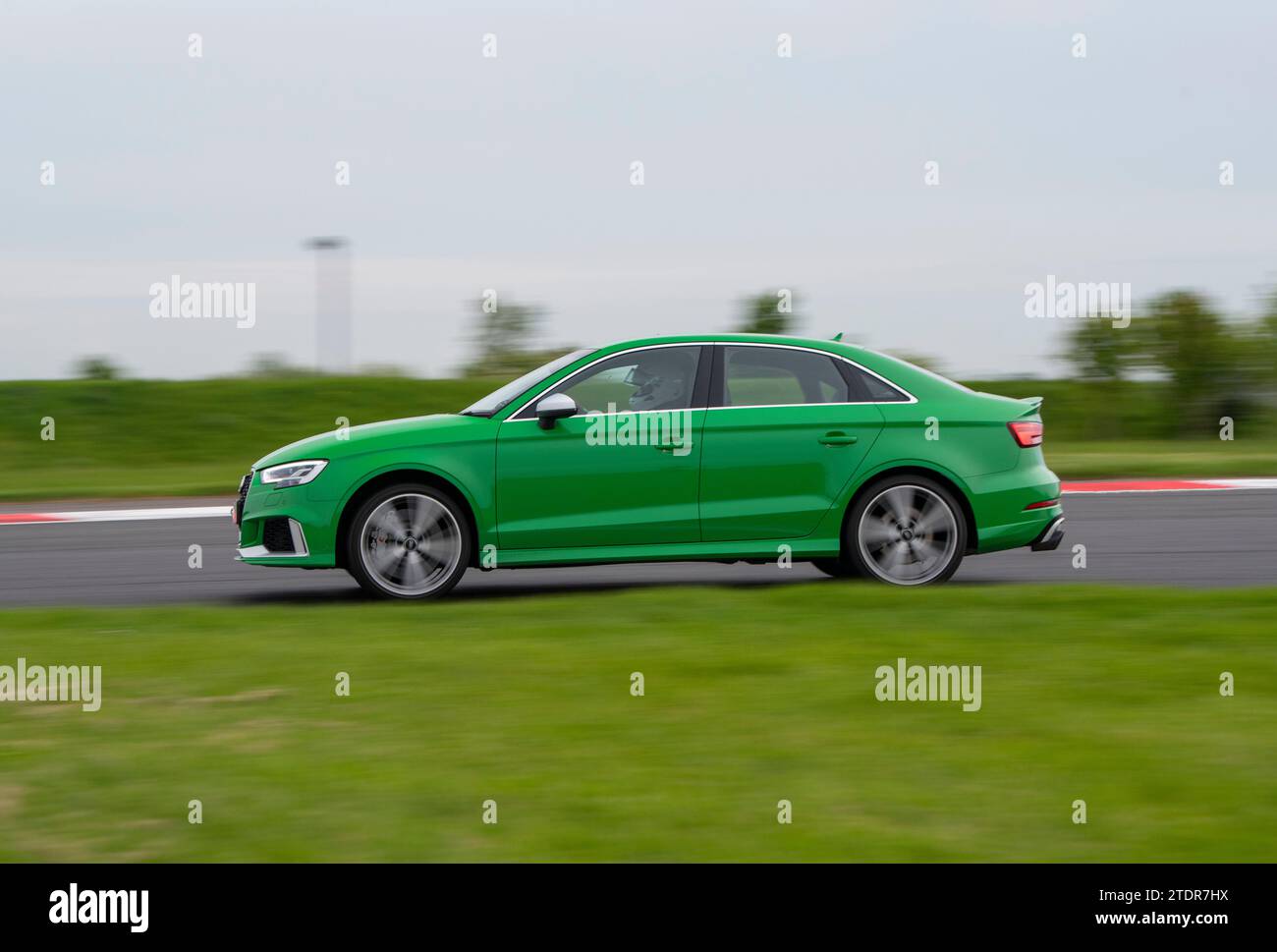 Audi RS3 A3 berline conduisant rapidement sur piste lors d'une journée de course Banque D'Images