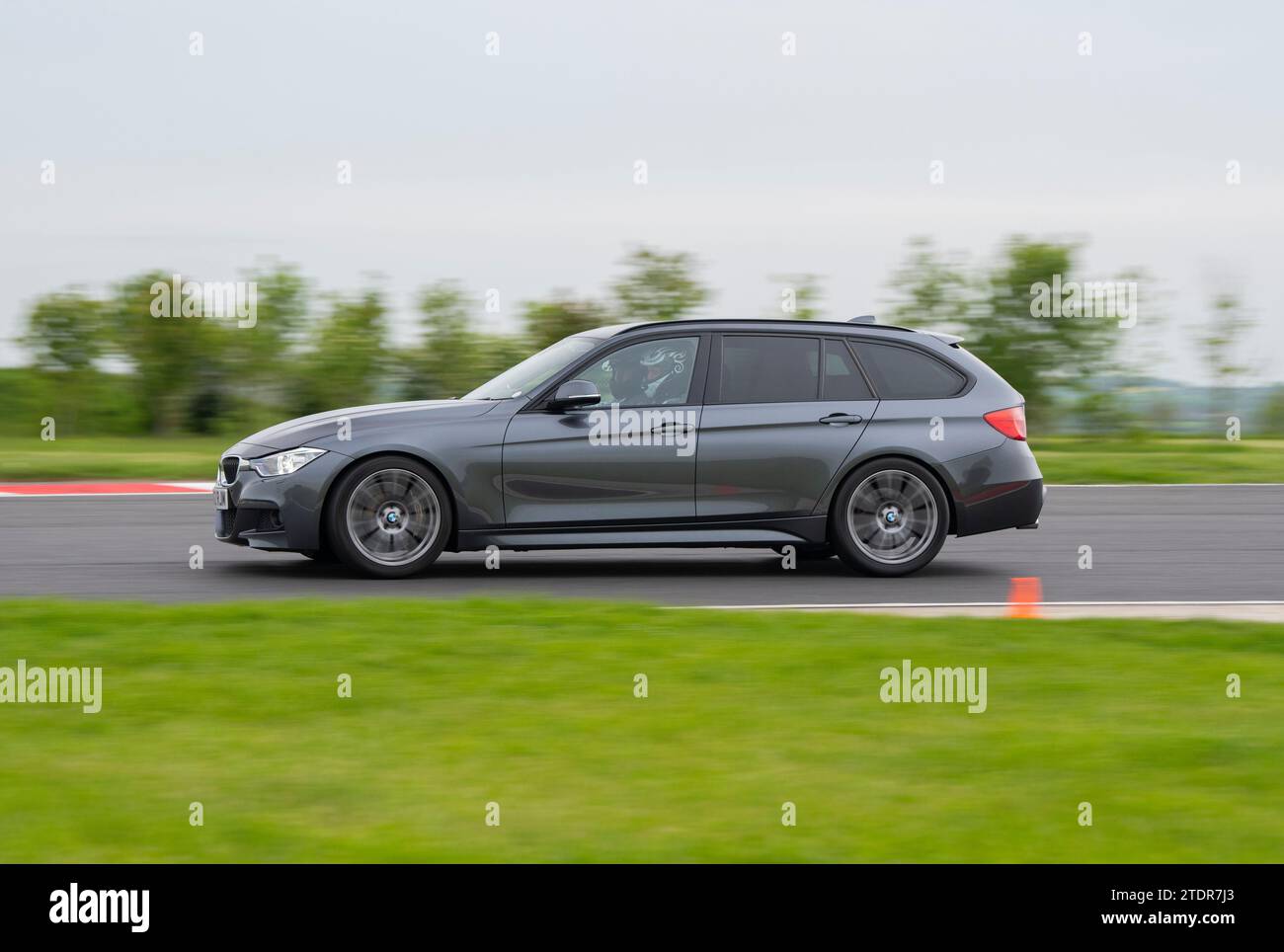 BMW série 3 2018 Touring Estate conduisant rapidement sur piste lors d'un événement d'une journée de course Banque D'Images