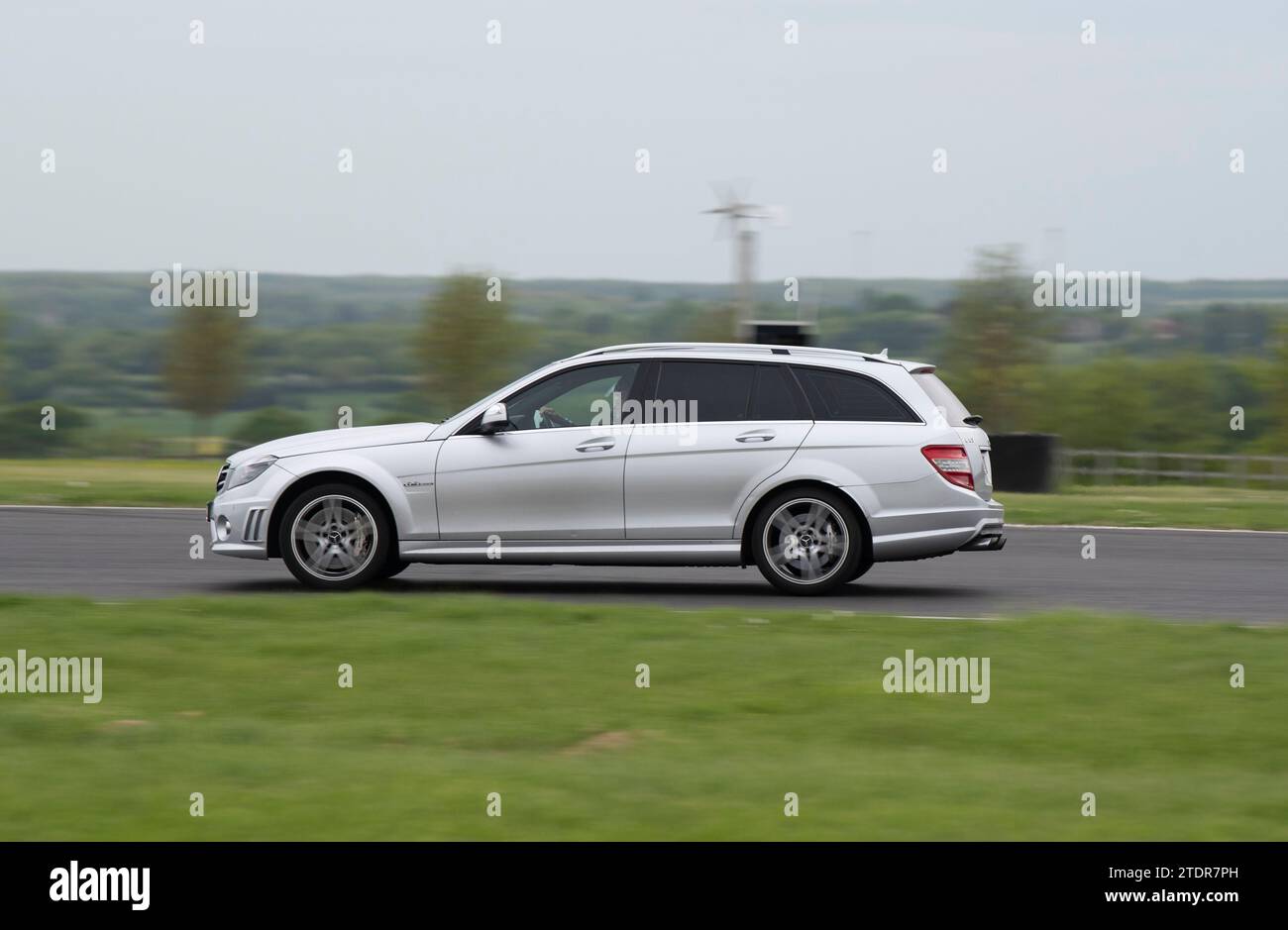 Mercedes S204 (W204) AMG C63 classe C Touring Estate conduisant rapidement sur piste lors d'une épreuve de course Banque D'Images